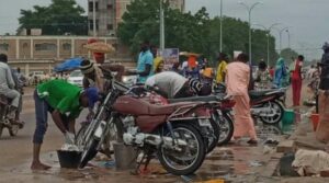 Article : Le courage des jeunes laveurs de motos : Une leçon de résilience à N&rsquo;Djamena